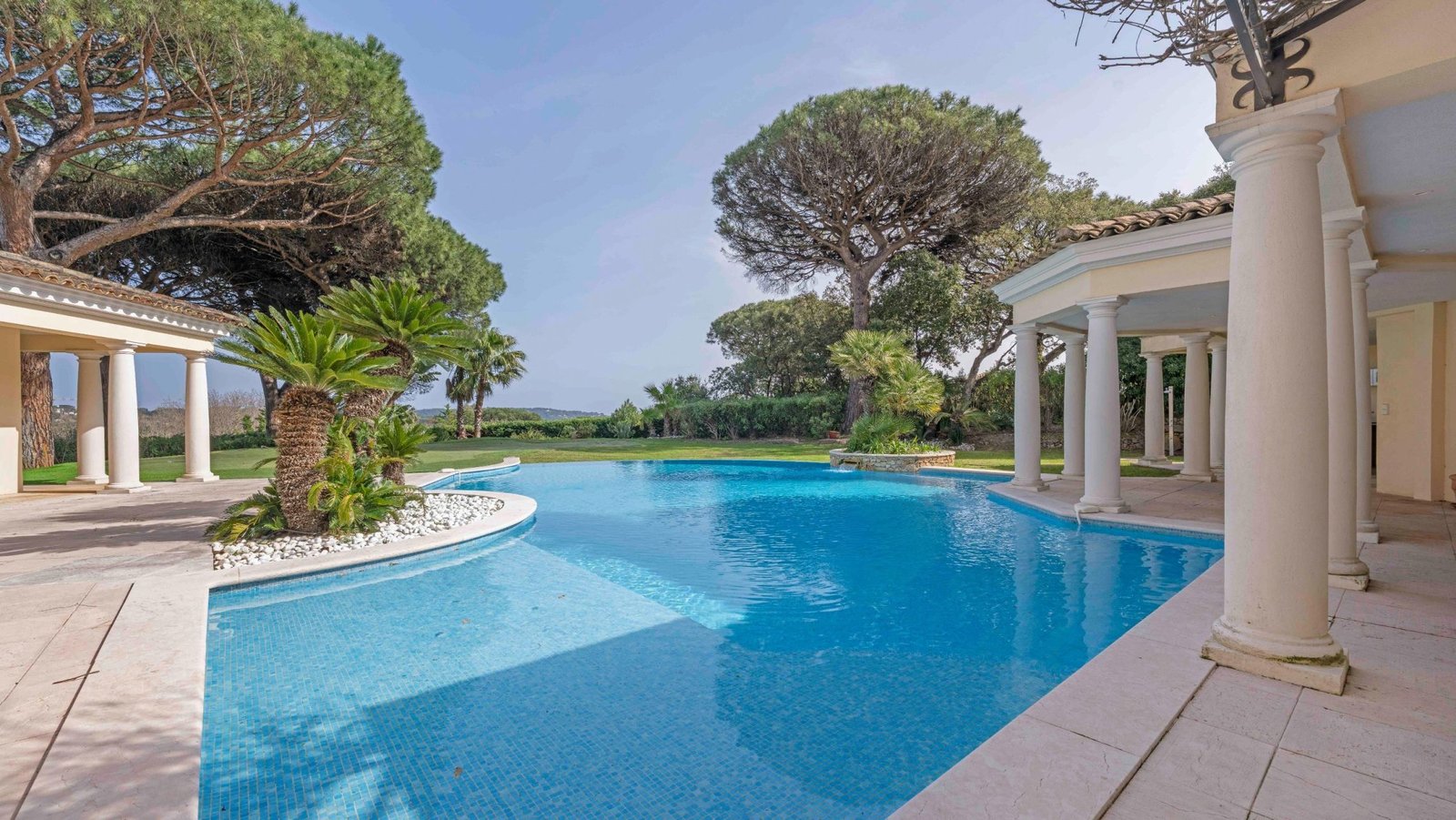 Piscine ouverte sur le jardin arboré