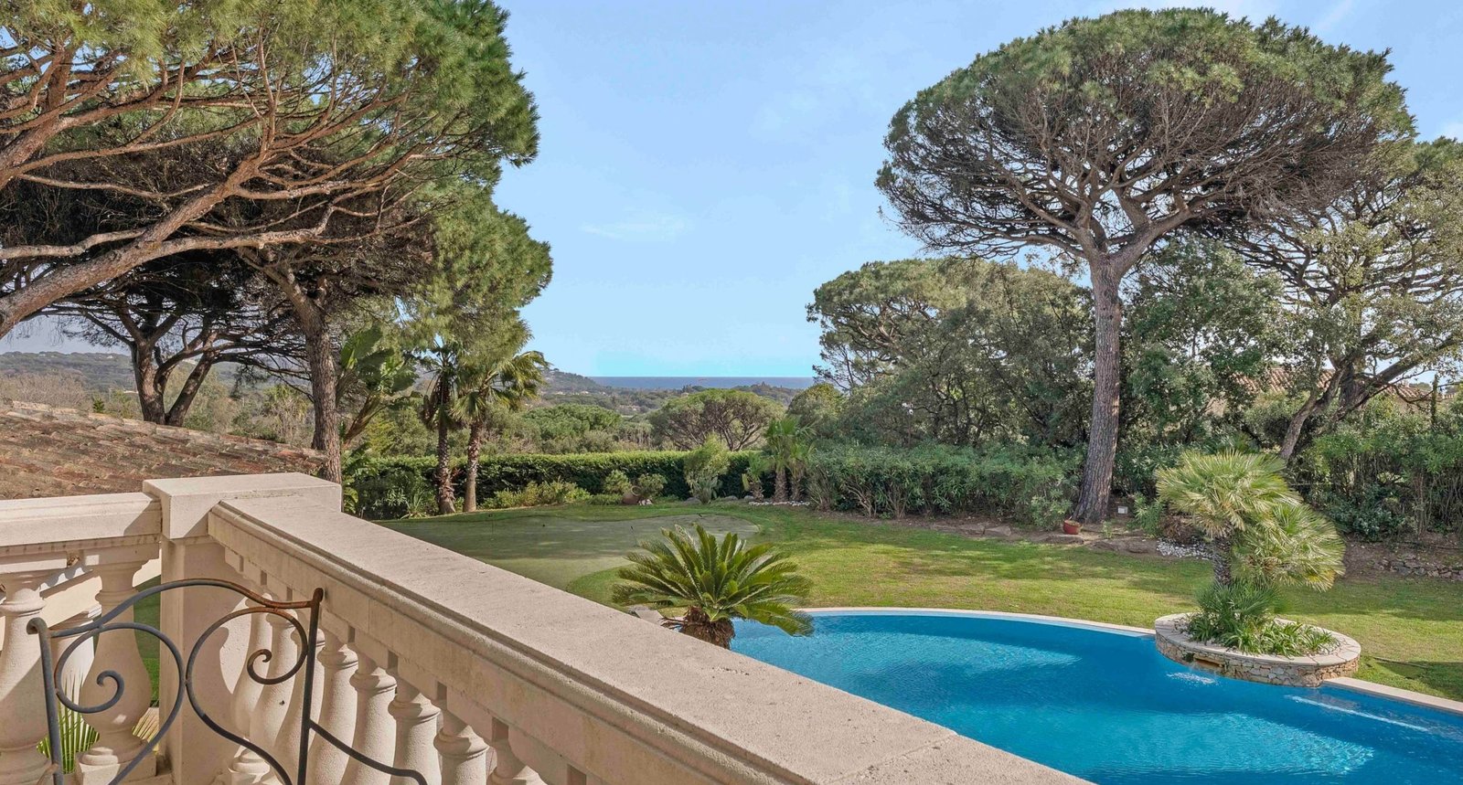 Terrasse dominant la piscine et les pins