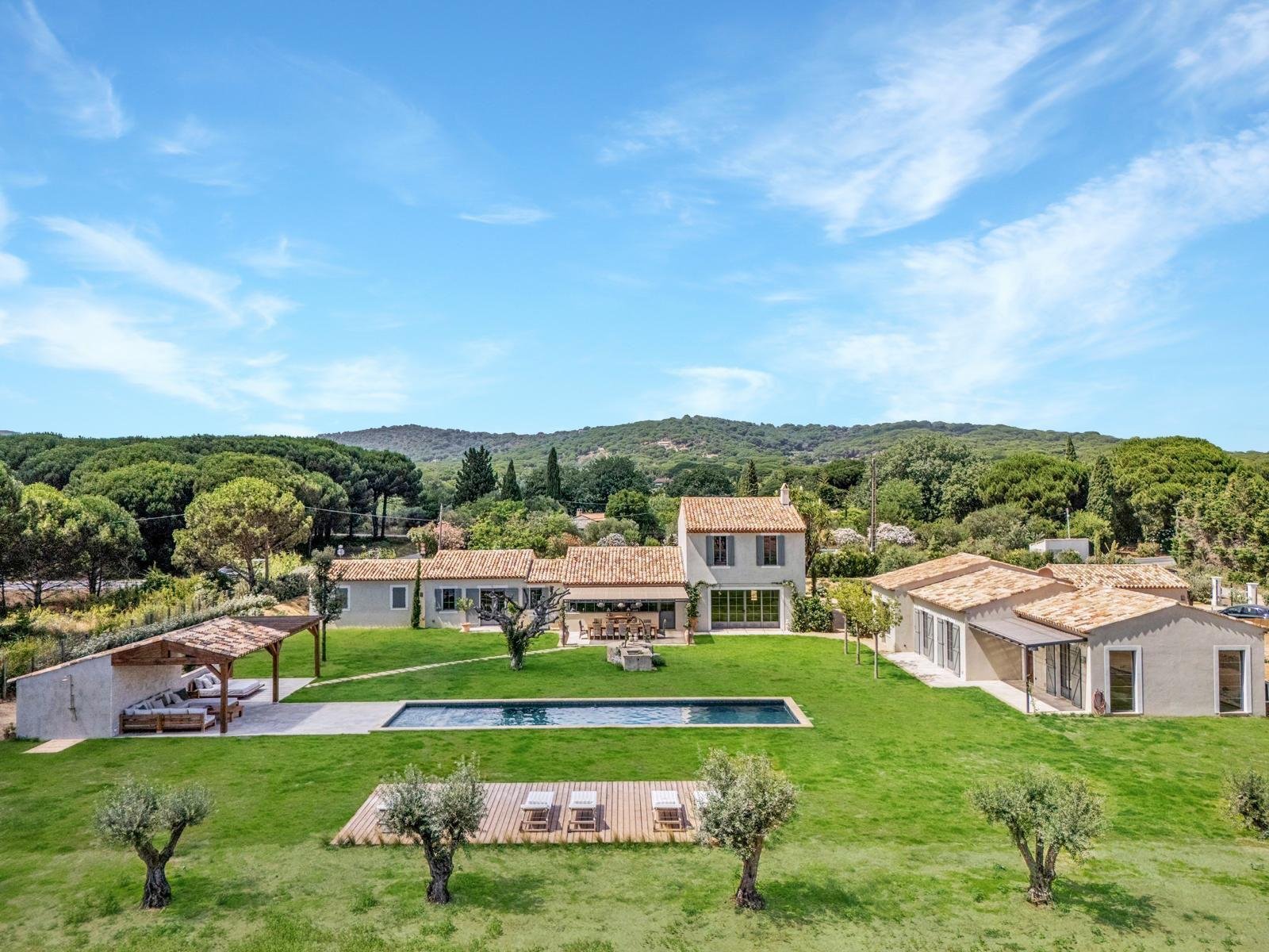 Vue aérienne de la villa, de sa piscine et des collines