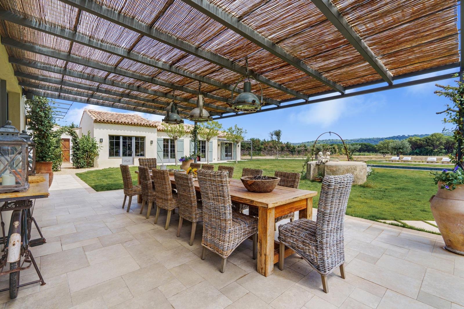 Terrasse couverte pour déjeuner face au jardin