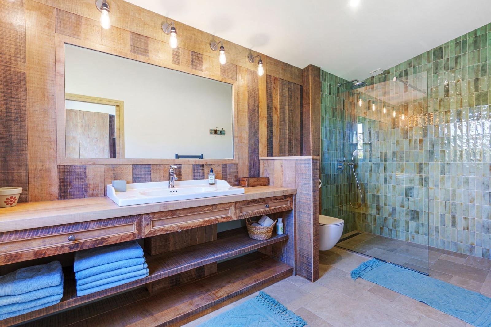 Salle d’eau avec zellige vert et bois
