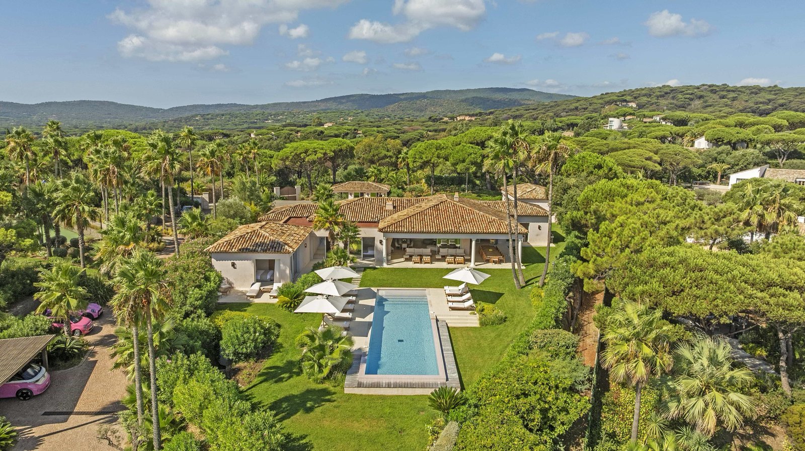 Vue aérienne de la villa et du jardin méditerranéen
