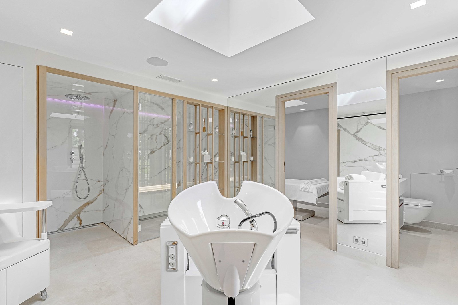 Espace spa avec fauteuil de soin professionnel
