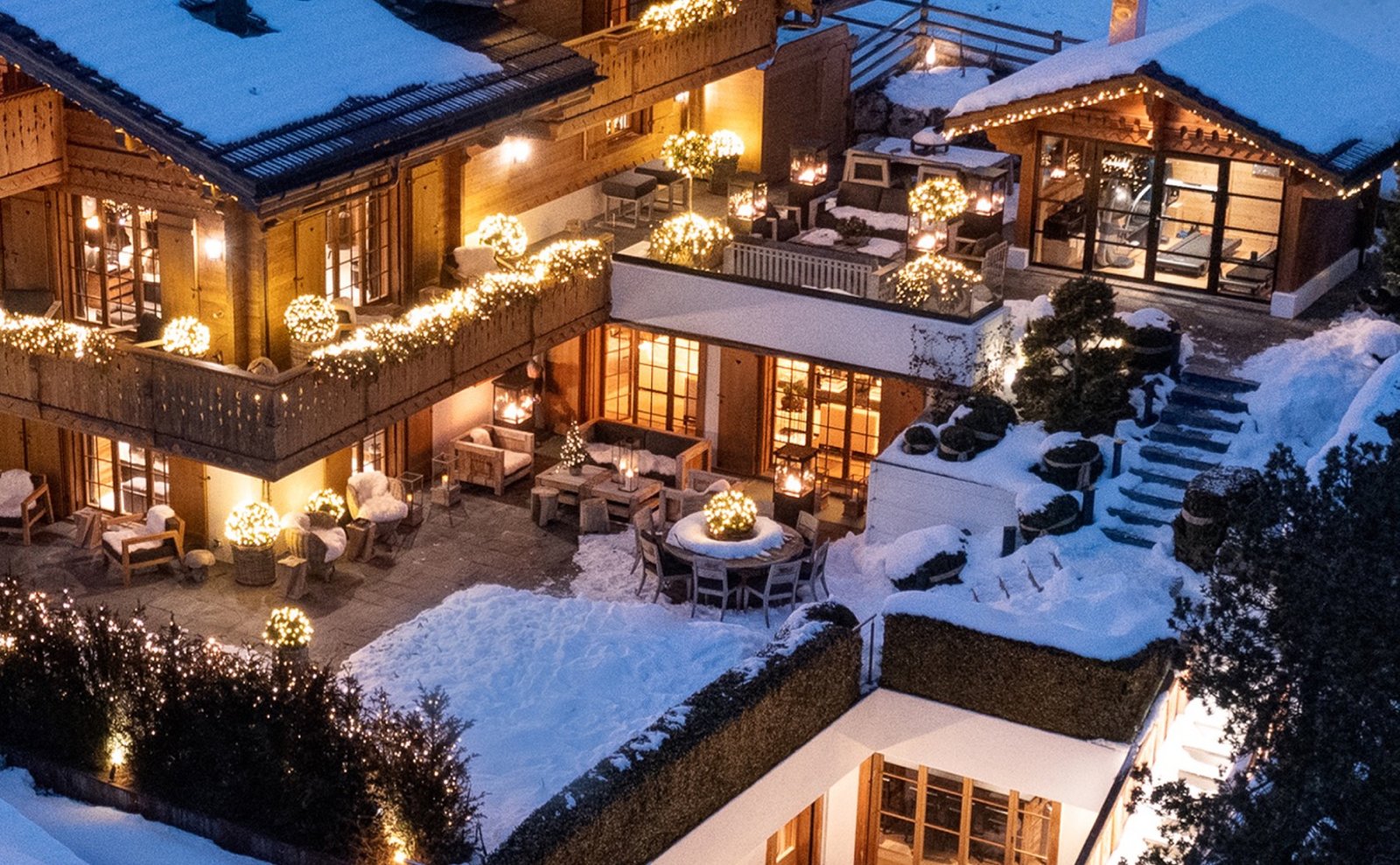 Chalet alpin à Gstaad illuminé sous la neige