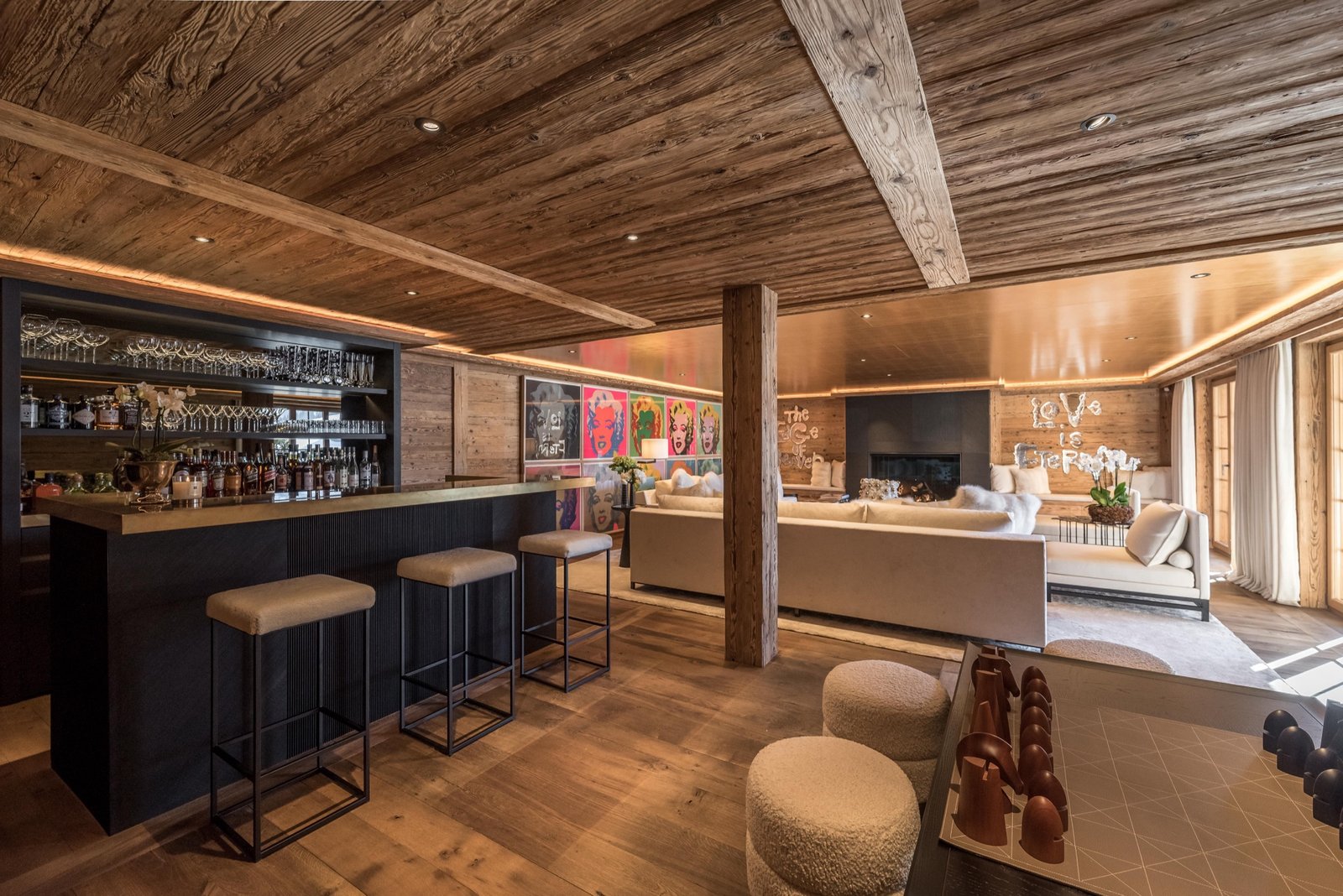 Salon principal avec bar, cheminée et œuvres contemporaines