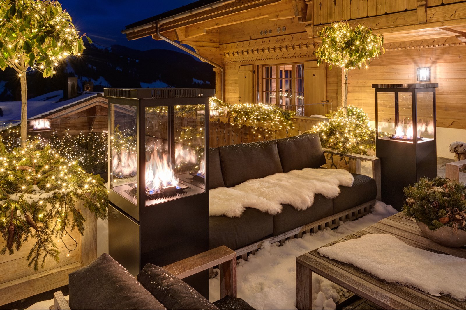 Terrasse du chalet éclairée à la nuit tombée