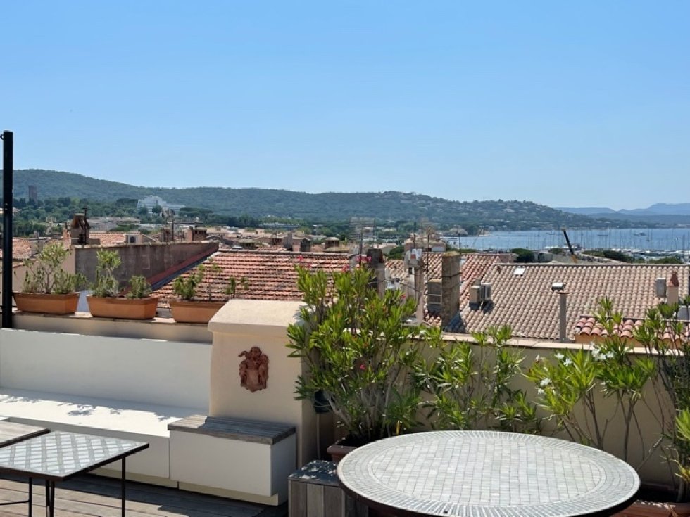 Toit-terrasse avec vue sur le port de Saint-Tropez