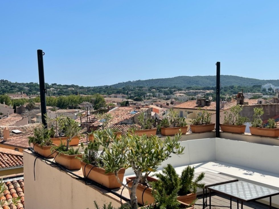 Terrasse ouverte sur les toits du village