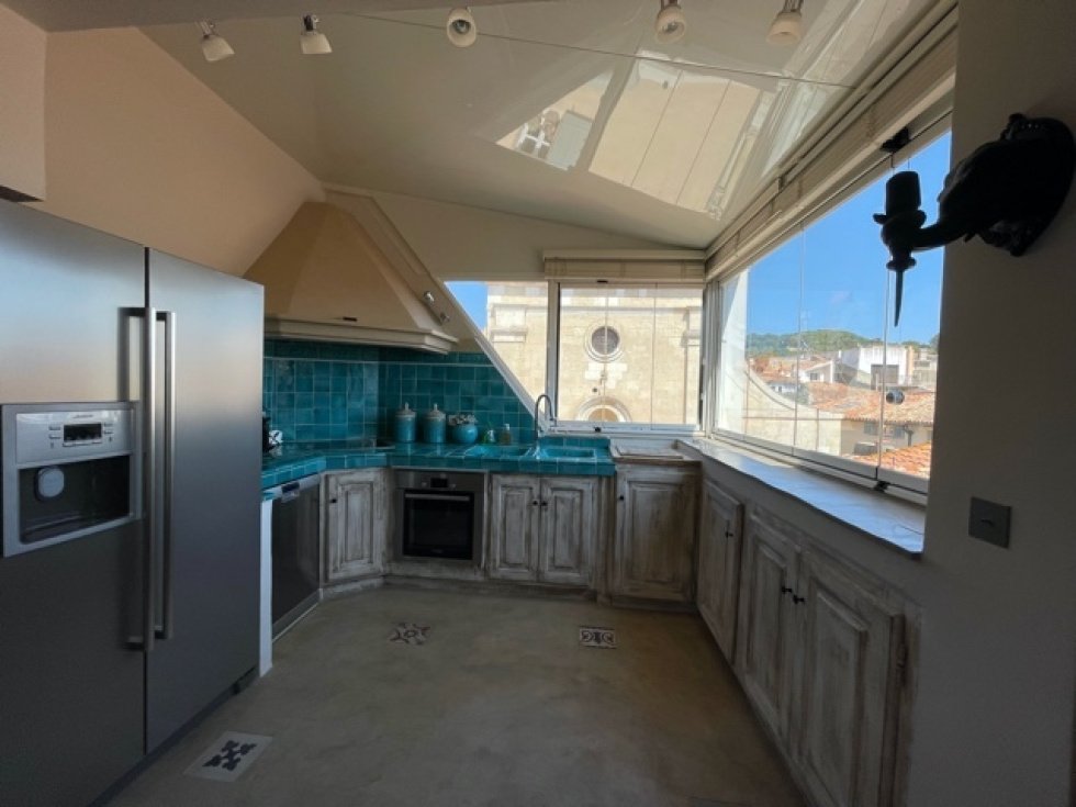 Cuisine équipée avec vue sur le clocher
