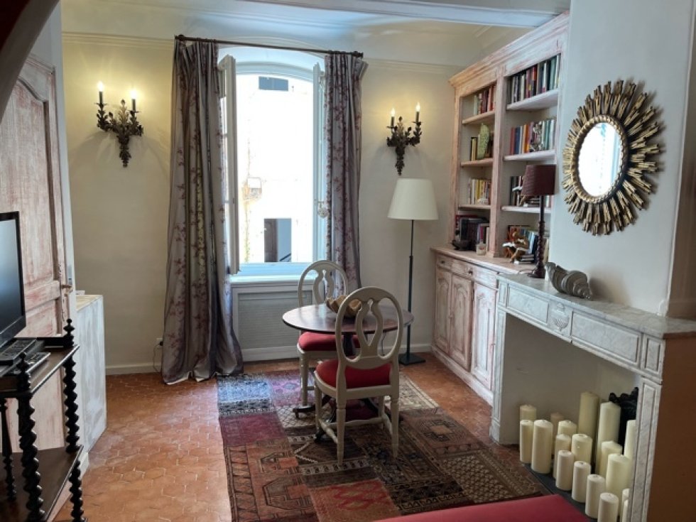 Chambre avec cheminée décorative et bibliothèque